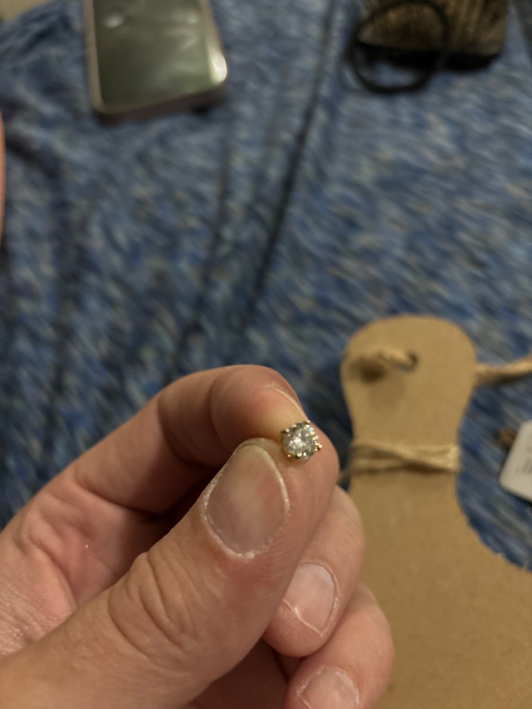 Natural Diamond (estimated based on setting context) - Round Brilliant