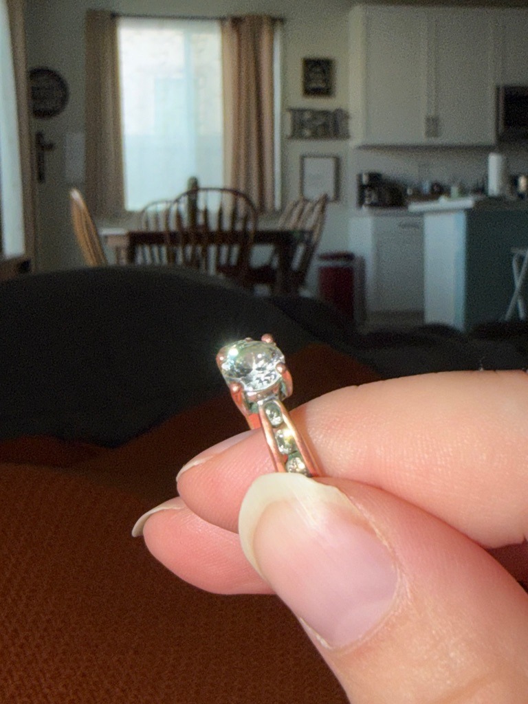 Natural Diamond (Presumed based on setting and typical consumer market, though laboratory-grown cannot be ruled out without advanced testing) - Round Brilliant