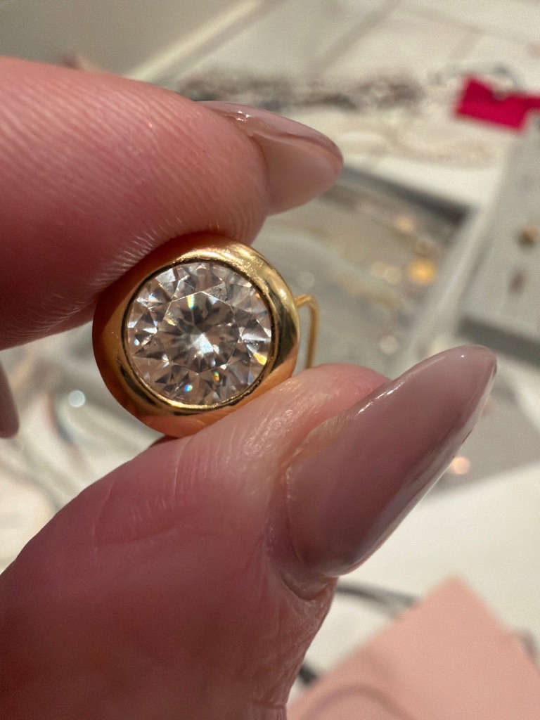 Natural Diamond (Simulant or Lab-Grown potential cannot be fully ruled out without advanced testing, but visual indicators suggest genuine or high-quality simulant) - Round Brilliant