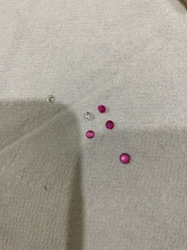 Natural Melee (Small stones accompanying colored gemstones) - Round Brilliant