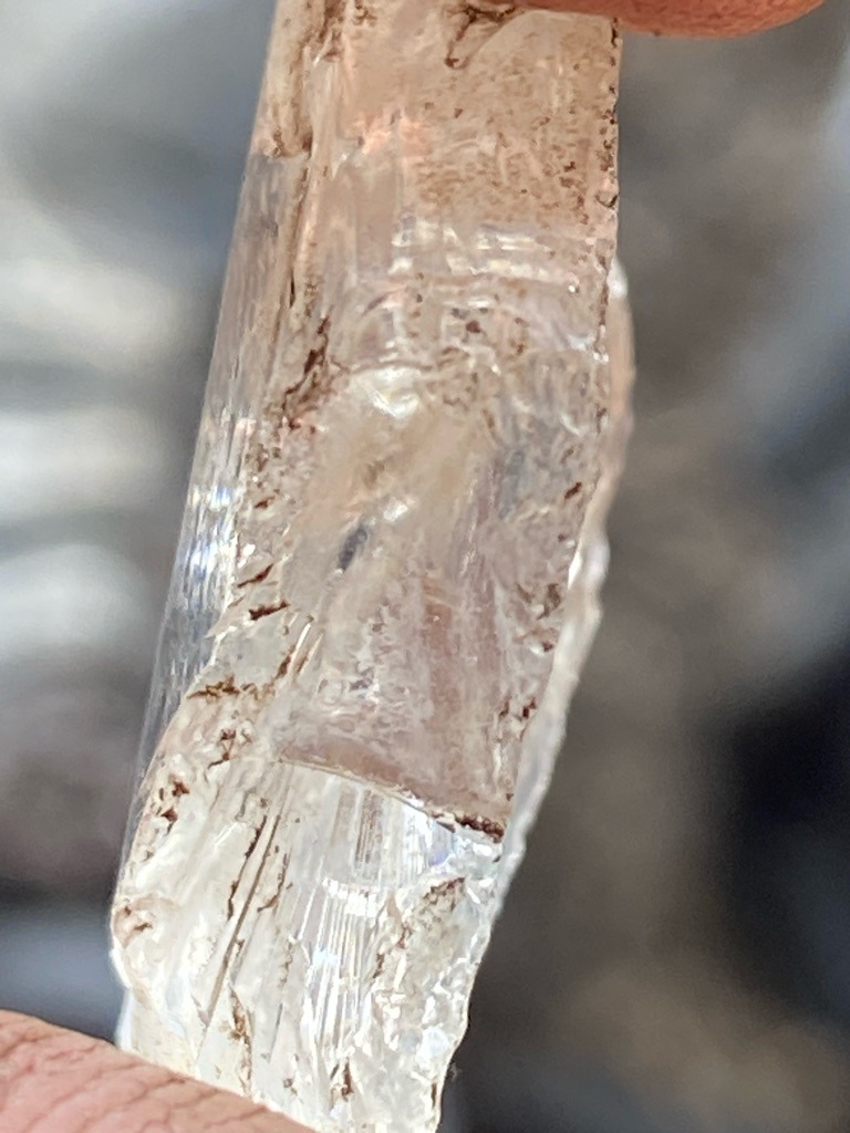 Natural rough crystal - Rough crystal / Uncut elongated octahedral form