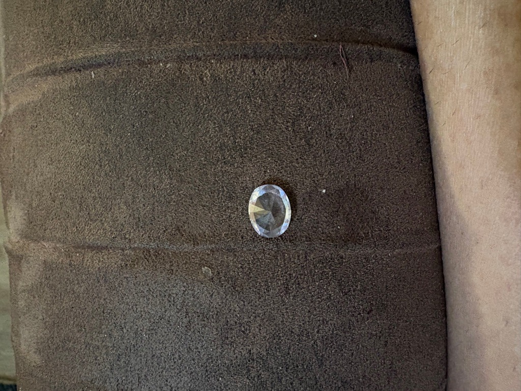 Natural diamond (estimated based on visual appearance) - Oval Brilliant