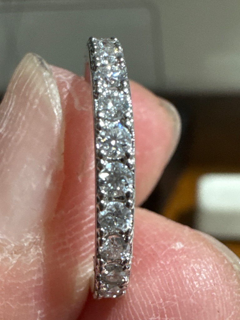 Natural Diamond (pavé-set melee diamonds) - Round Brilliant