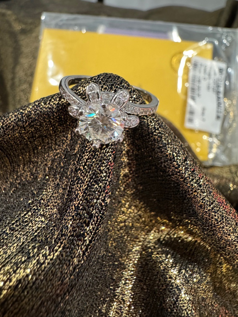 Moissanite - Round Brilliant