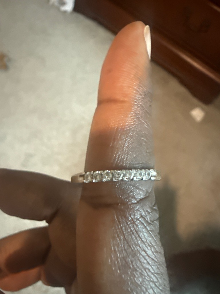 Natural Diamond (Assessed from a shared-prong diamond band) - Round Brilliant
