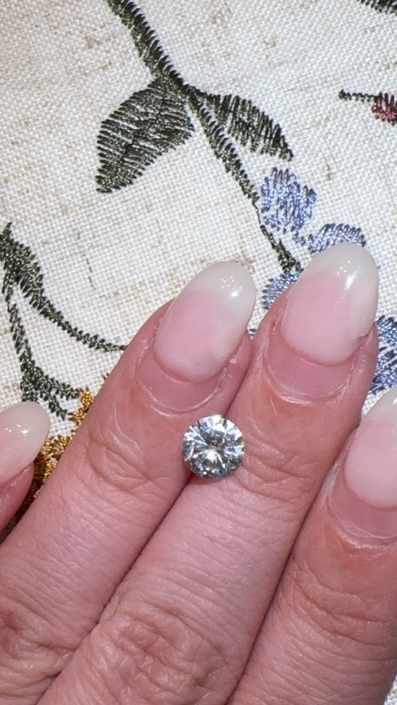 Natural Diamond (estimated based on visual appearance, requires further testing to rule out lab-grown) - Round Brilliant