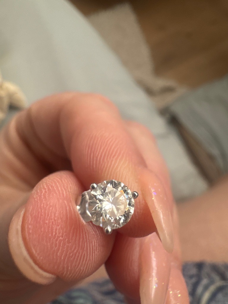 Natural Diamond or high-quality Lab-Grown Diamond - Round Brilliant