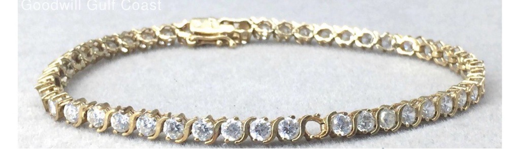 Natural diamond (standard melee size, typical for commercial jewelry pieces) - Round Brilliant