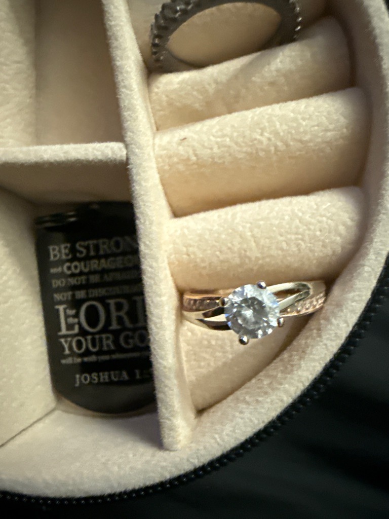 Natural Diamond (mounted in 585 gold ring) - Round Brilliant