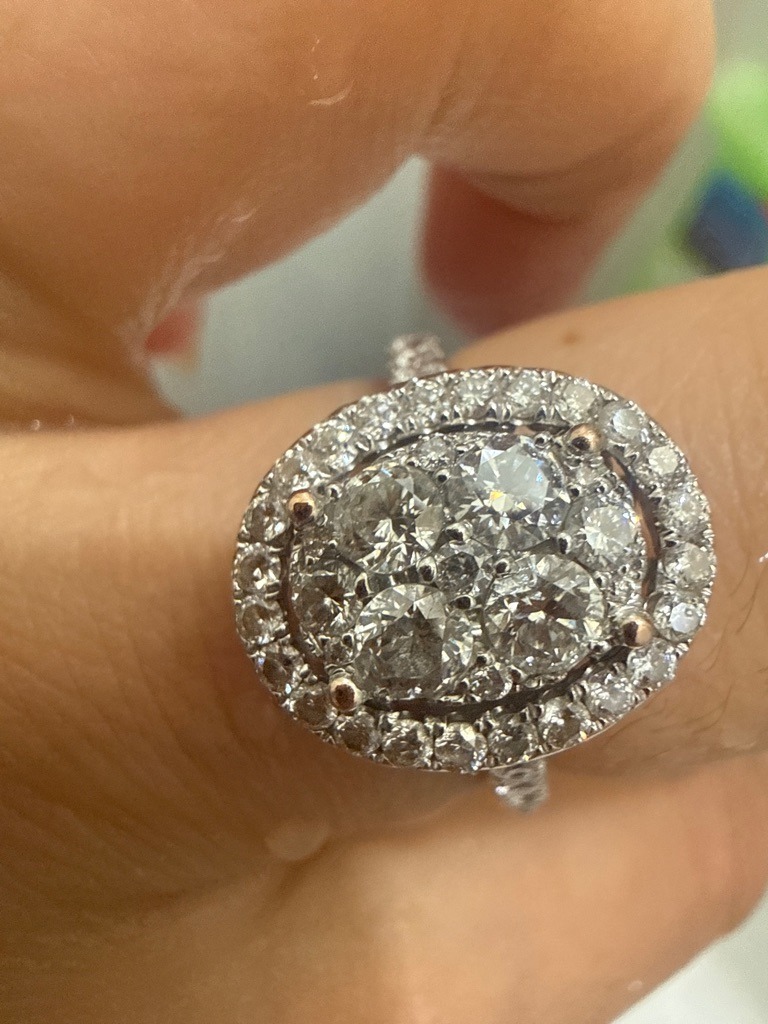 Natural (Cluster) - Round Brilliant cut stones in an Oval cluster setting