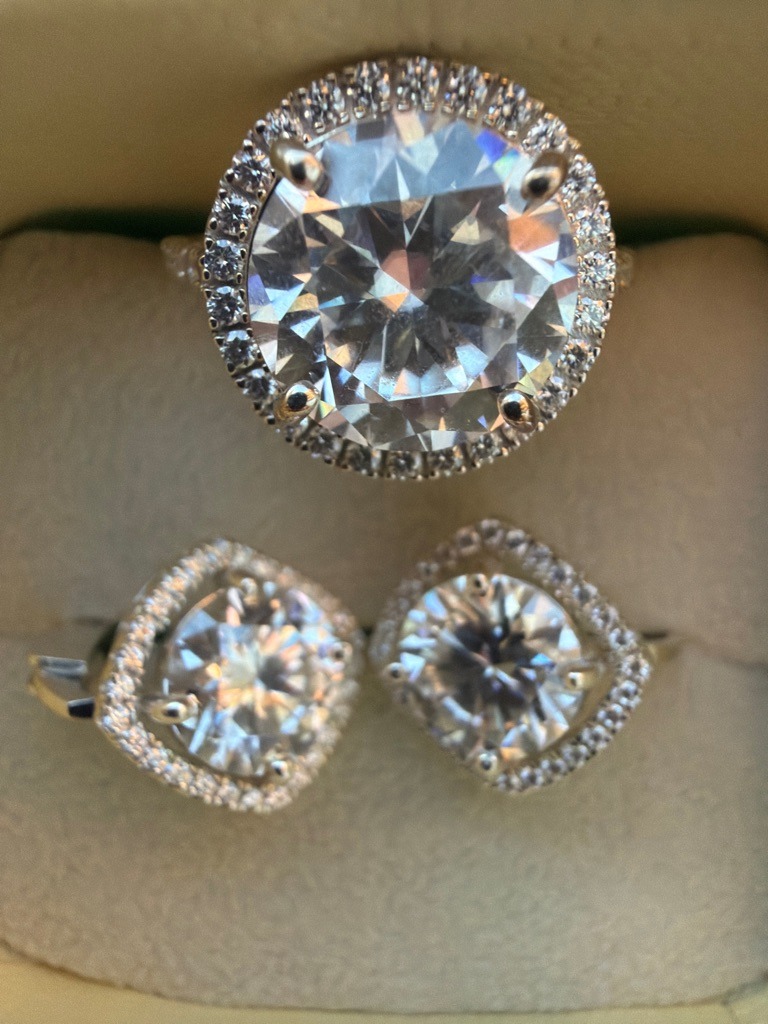 Natural Diamond (or potentially Lab-Grown, requiring advanced testing for definitive separation) - Round Brilliant