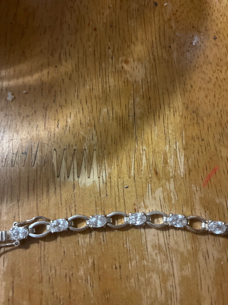 Natural diamond (assessed via standard jewelry setting) - Oval