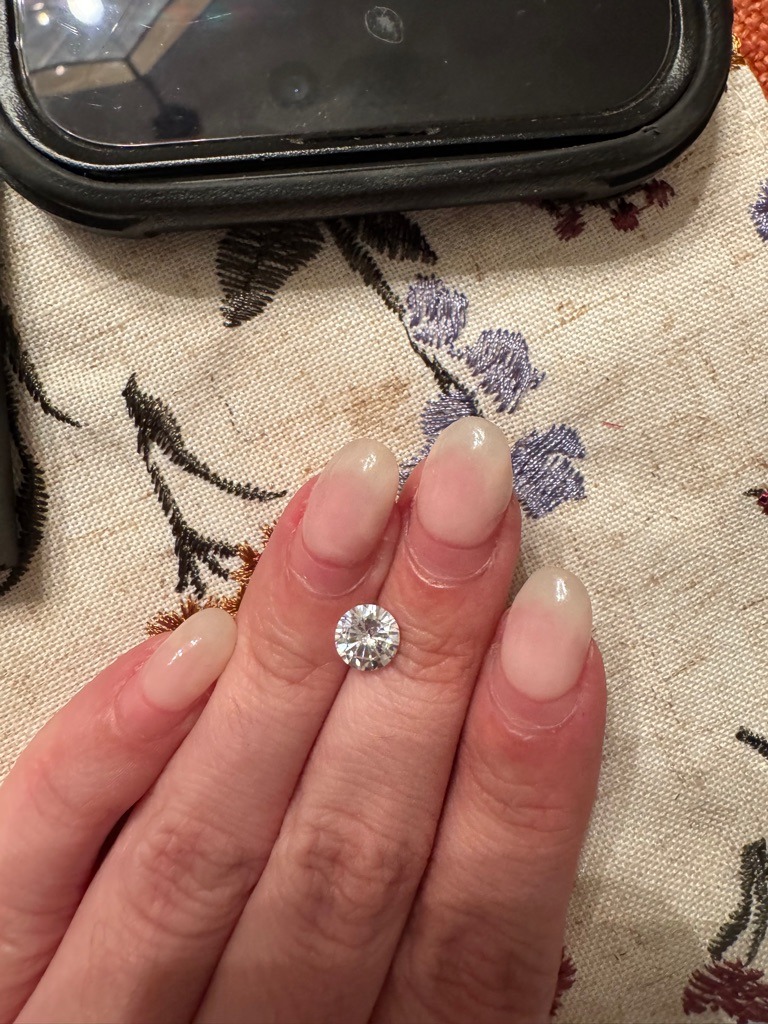 Natural Diamond (presumed, based on typical optical presentation) - Round Brilliant