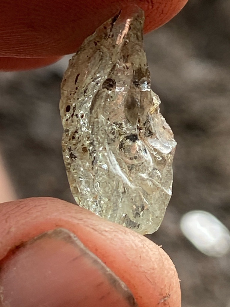Natural rough diamond crystal - Uncut / Raw crystal with irregular elongated shape