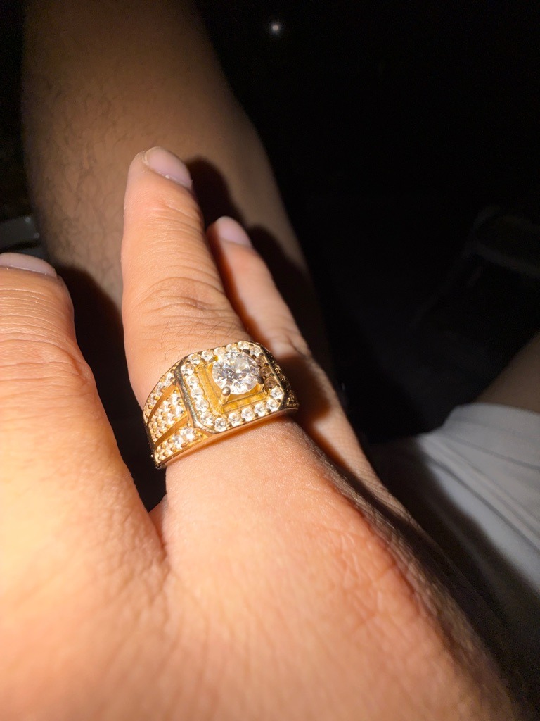 Natural diamond center stone with pavé-set accent diamonds - Round Brilliant