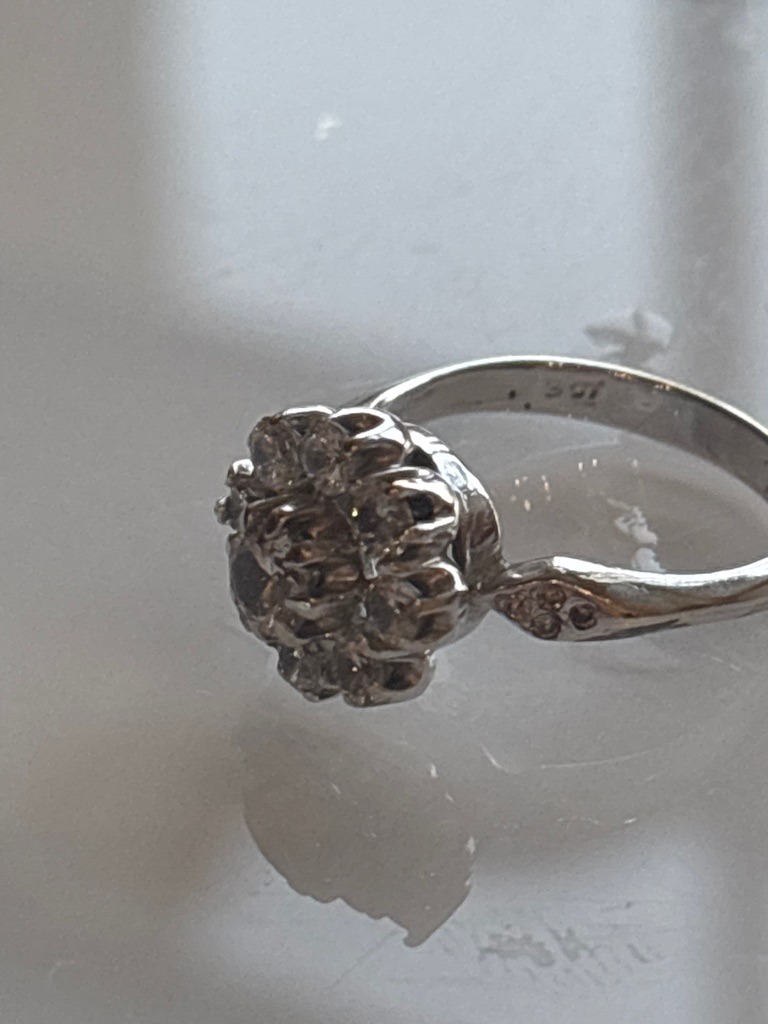 Natural Diamond (cluster setting) - Round Brilliant (cluster formation of multiple small round stones)