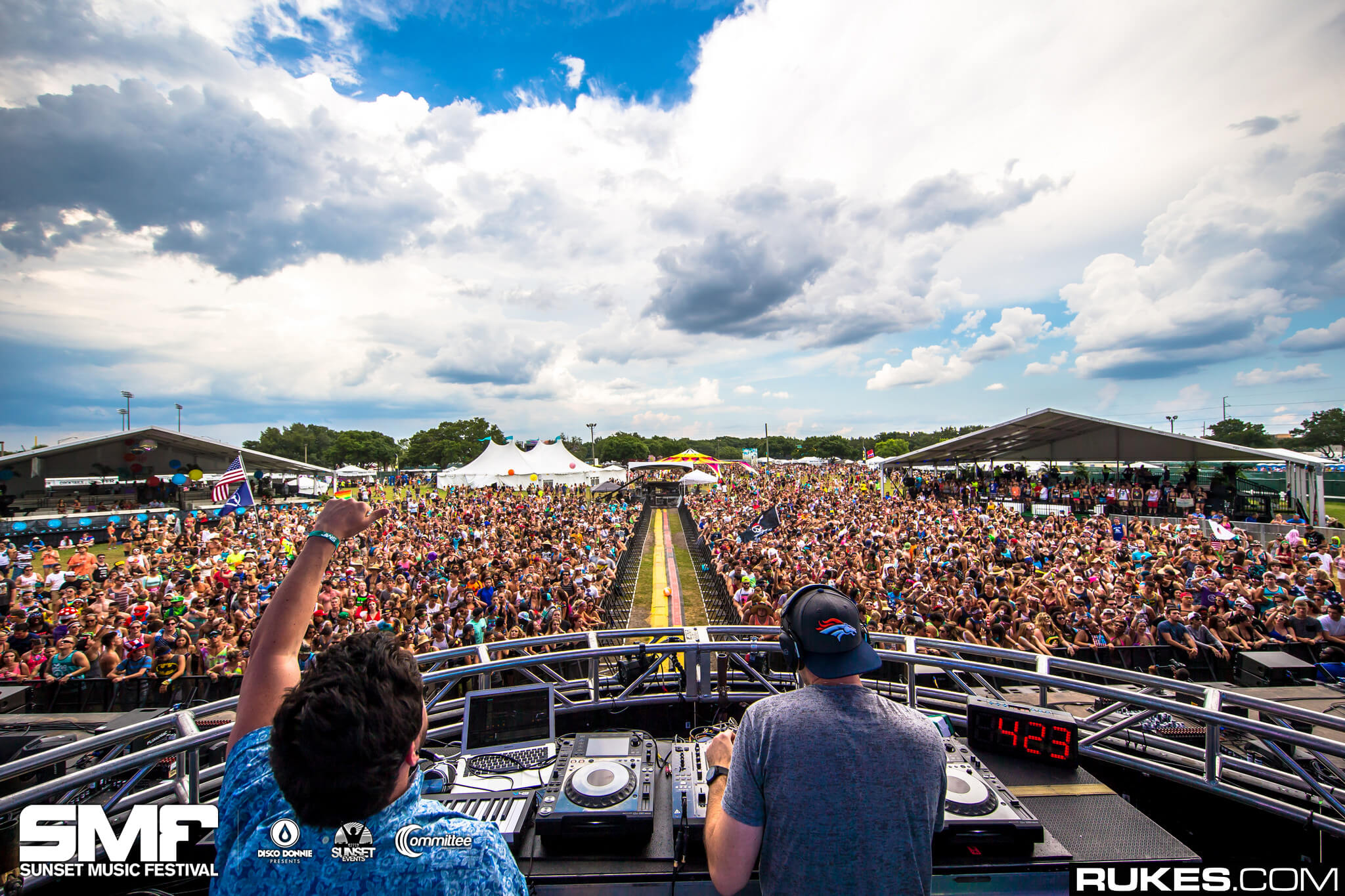 Mako performing at Sunset Music Festival 2015.