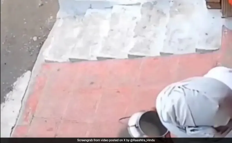 Lucknow: Doodhwala Doodh Mein Thookta Hua Pakda Gaya!