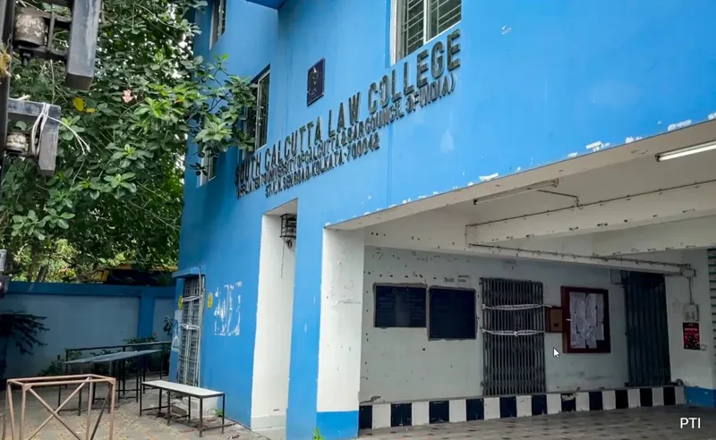 Calcutta Law College Phir Se Khula, Security Tight!