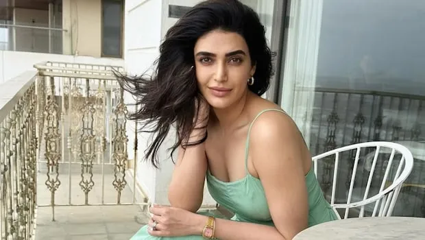 Karishma Tanna Bani ‘Gujju Queen’ Thepla Khaate Hue!