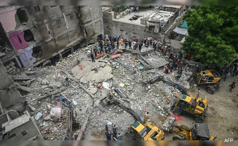 Pakistan Mein Building Giri! 8 Logon Ki Maut, Rescue Jaari