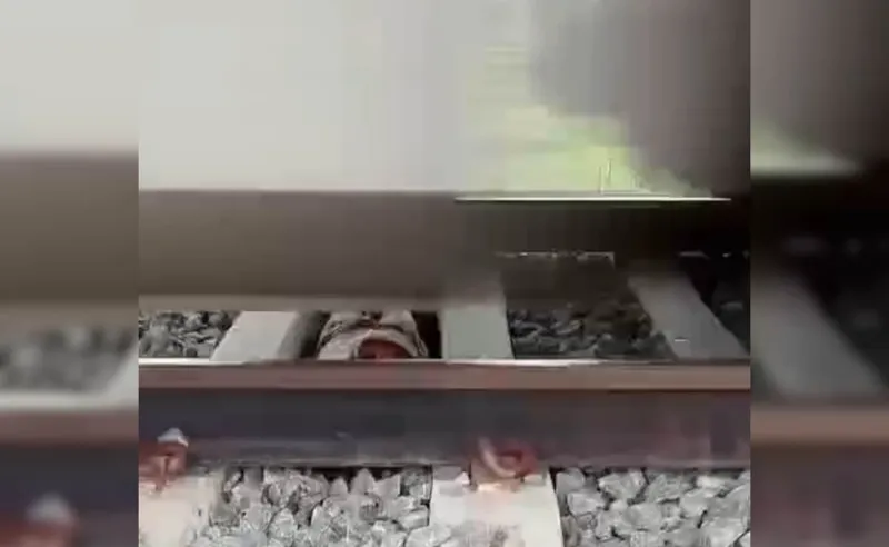 OMG! Bachchey Ban Rahe Reel Ke Liye Khatarnak Stunt-baaz?