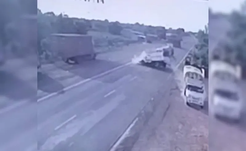 Solapur: Truck aur Van ki Bhayankar Takkar, 8 Injured!