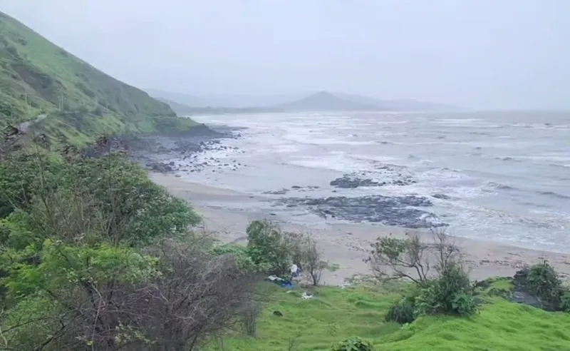 Raigad mein मिली Ajeeb Boat, Police Alert! Security Badhi
