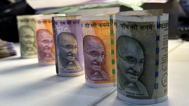 Rupee Phisal Gaya! Trump Ki Tariff Dhamki Se Halchal