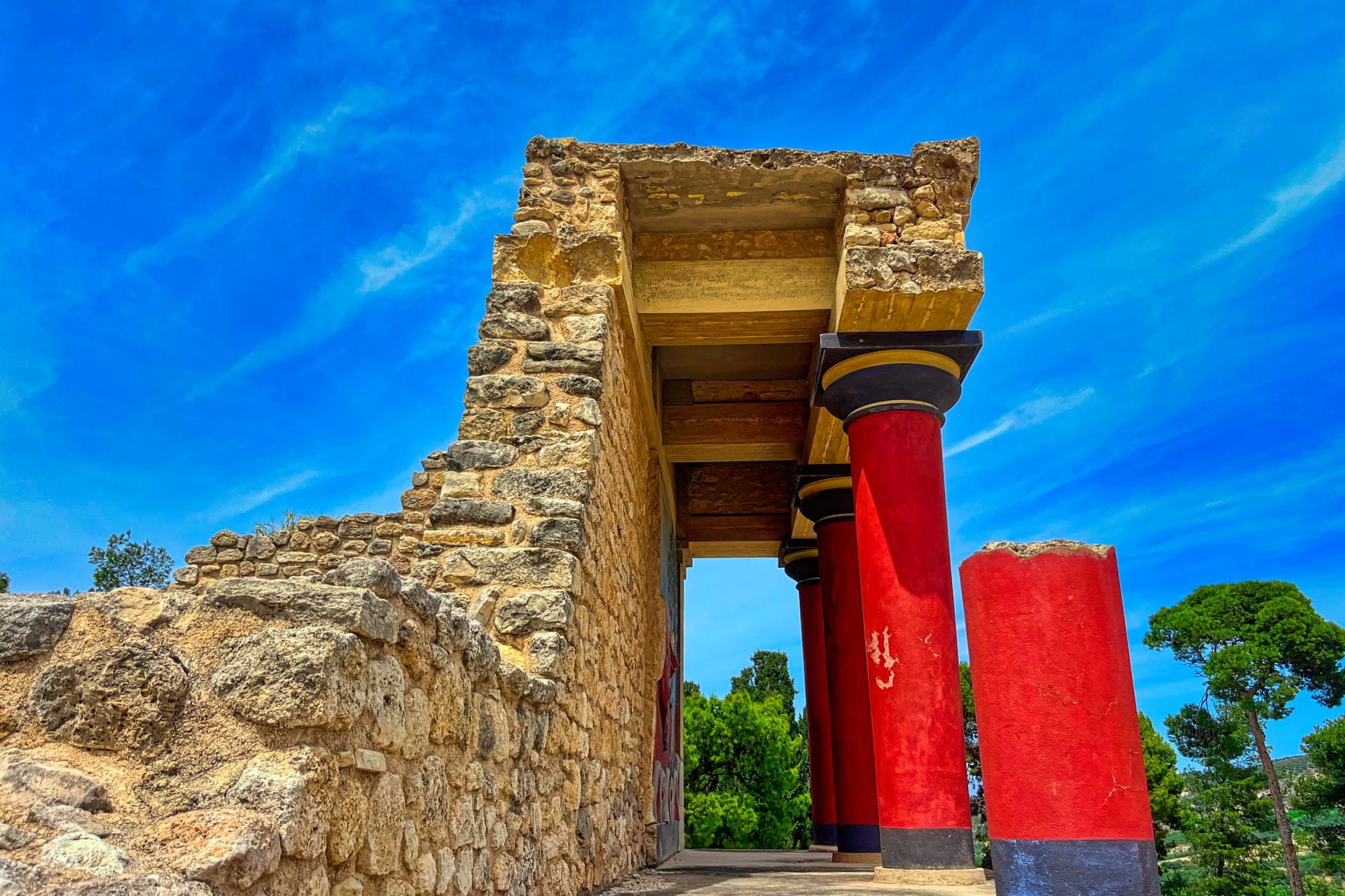 Arheolosko najdisce Knosos s svetlo rdecimi stebri in ostanki minojske palace na otoku Kreta