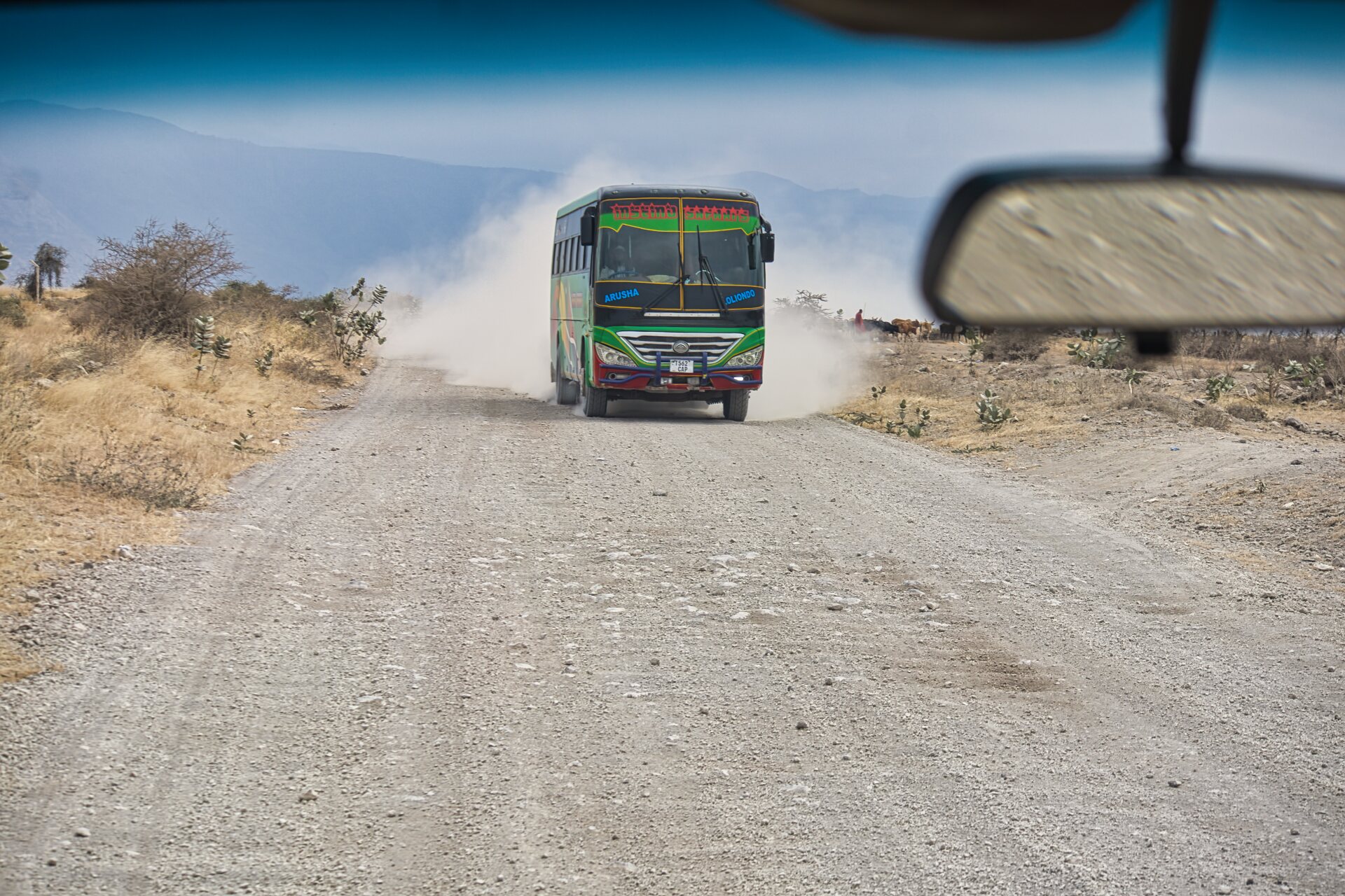 Avtobus na prašni cesti v Tanzaniji