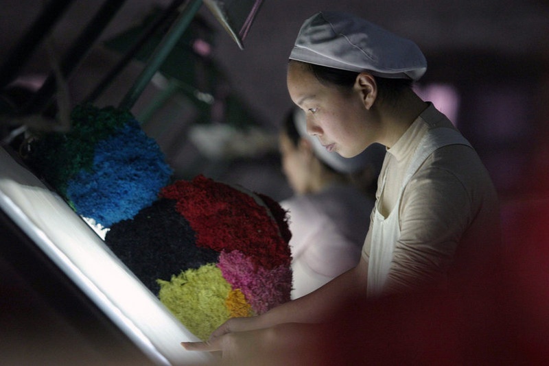FILE PHOTO: A woman works at a textile factory in Xiangfan, Hubei province, China December 31, 2005. REUTERS/Stringer/File Photo FILE PHOTO: A woman works at a textile factory in Xiangfan, Hubei province, China December 31, 2005. REUTERS/Stringer/File Photo