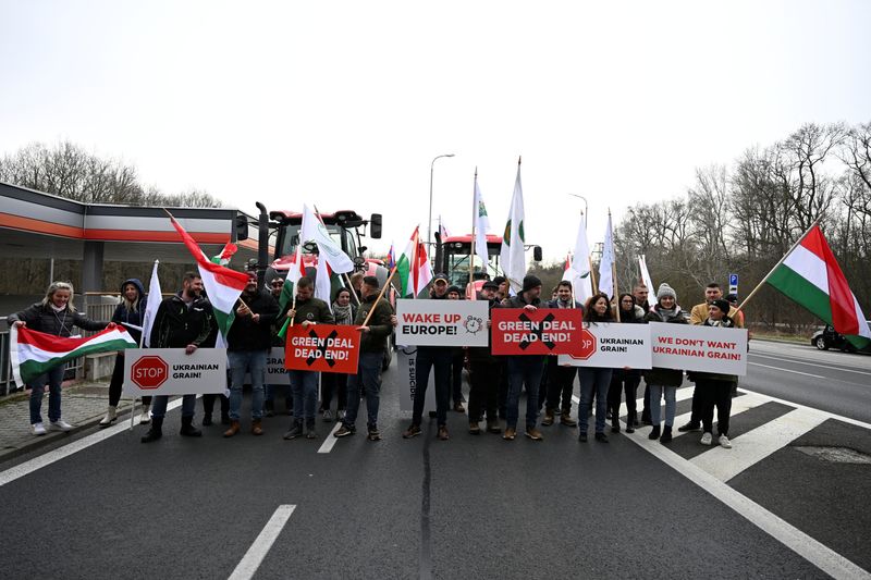 Čeští a slovenští farmáři protestují a blokují hranice |  Mocných 790 KFGO