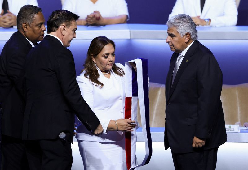 Panama'nın yeni Devlet Başkanı yasadışı göçü azaltma ve ekonomiyi canlandırma sözü verdi, 1450 AM 99.7 FM WHTC duyurdu