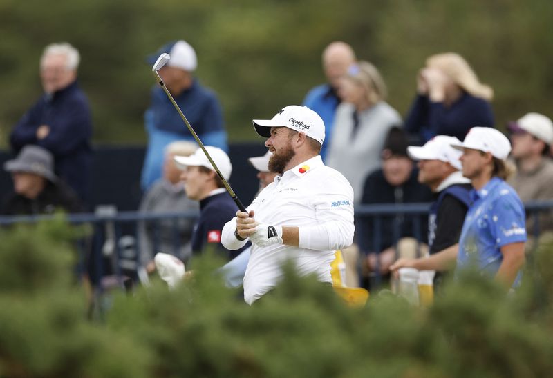 Golf-Lowry keeps his cool to stay ahead in Troon