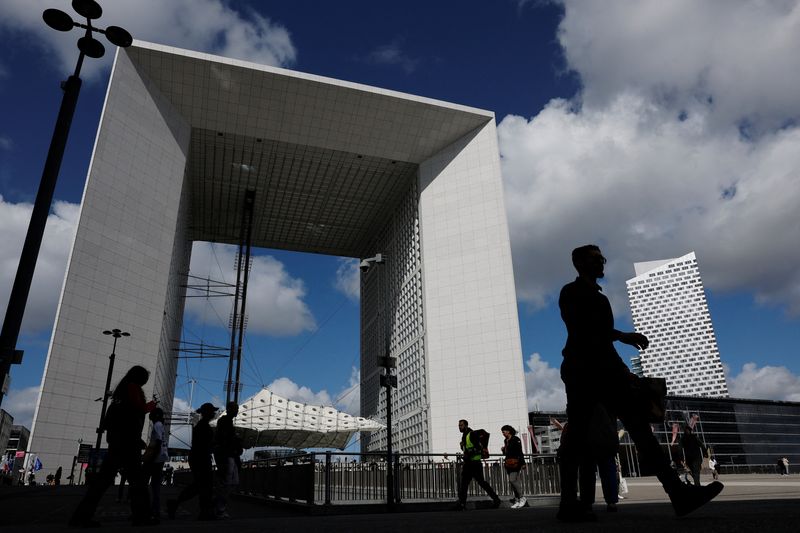 French private sector contracts at fastest pace since October, PMI shows