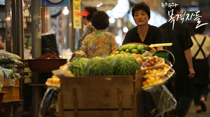 ▲ 광주광역시 동구 대인시장에서 행상을 하고 있는 하문순 씨. 그녀는 5.18 민주화운동 당시 상인들과 함께 주먹밥을 만들었다.