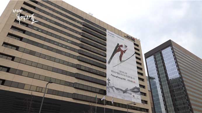 ▲ 서울 광화문에 있는 KT사옥. 2014년 4월 30일, KT는 8,304명의 명예퇴직자를 발표했다. 그리고 명예퇴직을 거부한 291명은 CFT라는 신설 조직으로 발령을 냈다.