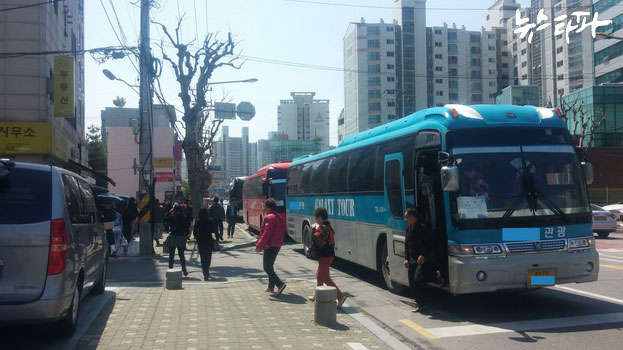 ▲ 4월 24일 정오 무렵 서울 신수동. 중국인 단체관광객이 관광버스에서 줄지어 내리고 있다.