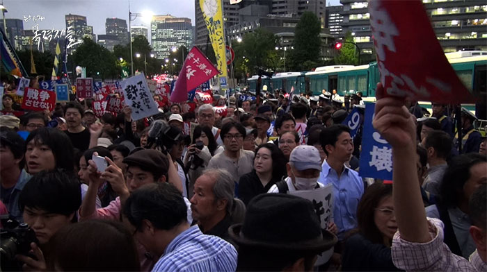 ▲ 9월 18일 일본 국회에서 안보 법안이 의결되는 날, 많은 시민들이 반대를 위해 국회로 모였다. 멀리 일본 경찰이 버스를 이용해 국회를 둘러싼 차벽이 보인다.