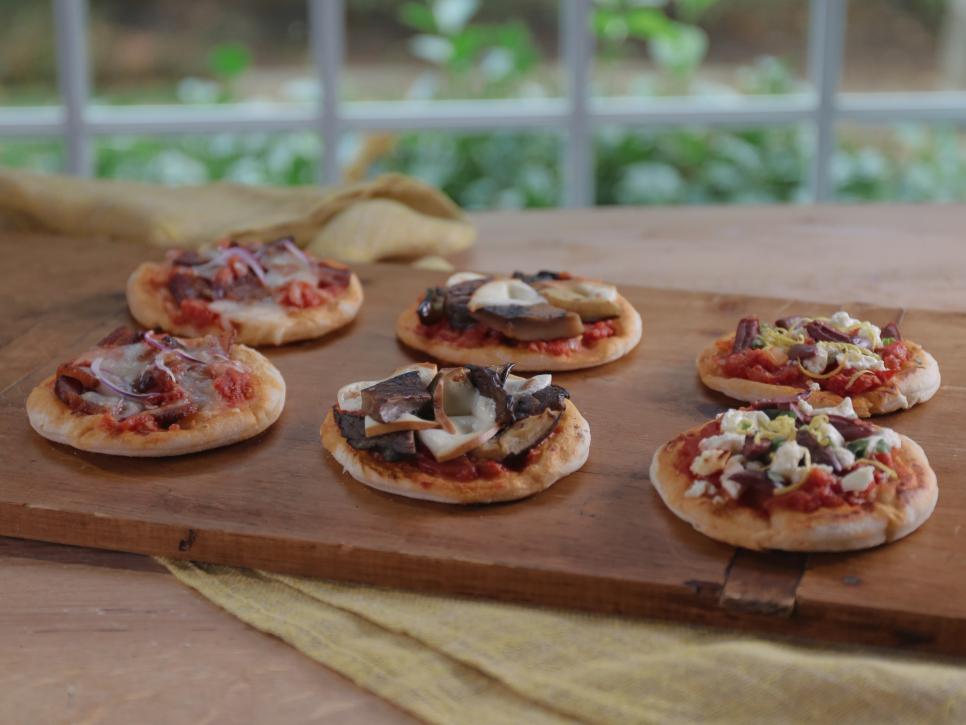 https://cook.fnr.sndimg.com/content/dam/images/cook/fullset/2016/3/22/0/CCSPL205H_Mini-Pizzas_s4x3.jpg.rend.hgtvcom.966.725.suffix/1458677306903.jpeg