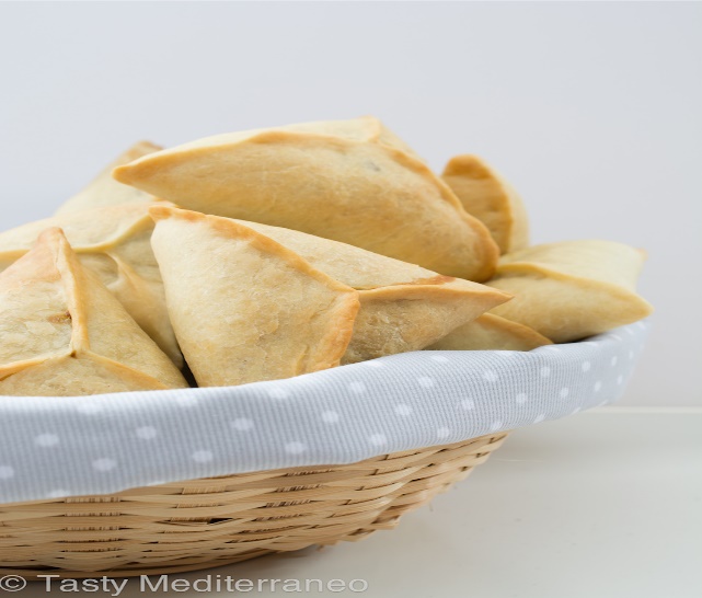 https://www.tastymediterraneo.com/wp-content/uploads/2015/06/Tasty-Mediterraneo-Spinach-fatayers-recipe.jpg