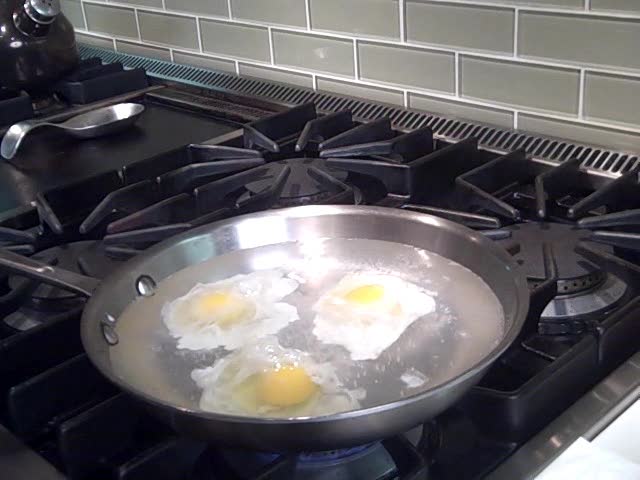 Egg Tuesday – how to poach an egg | Jeffrey Saad\'s Passion For Food