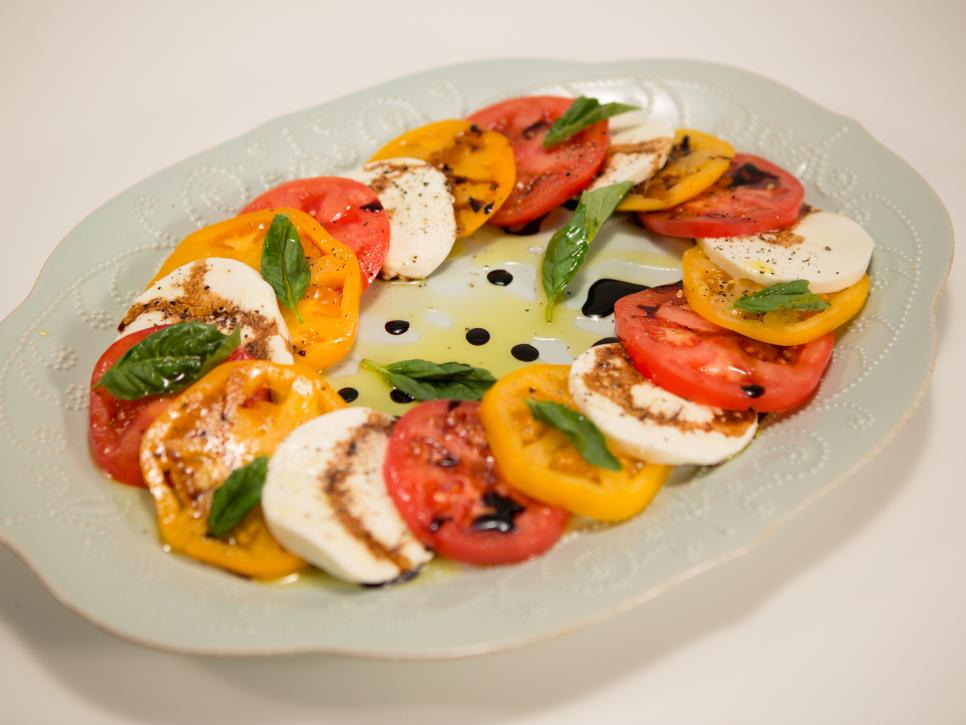 https://cook.fnr.sndimg.com/content/dam/images/cook/fullset/2015/3/27/0/CCRUN207_caprese-salad_s4x3.jpg.rend.hgtvcom.966.725.suffix/1427472470119.jpeg