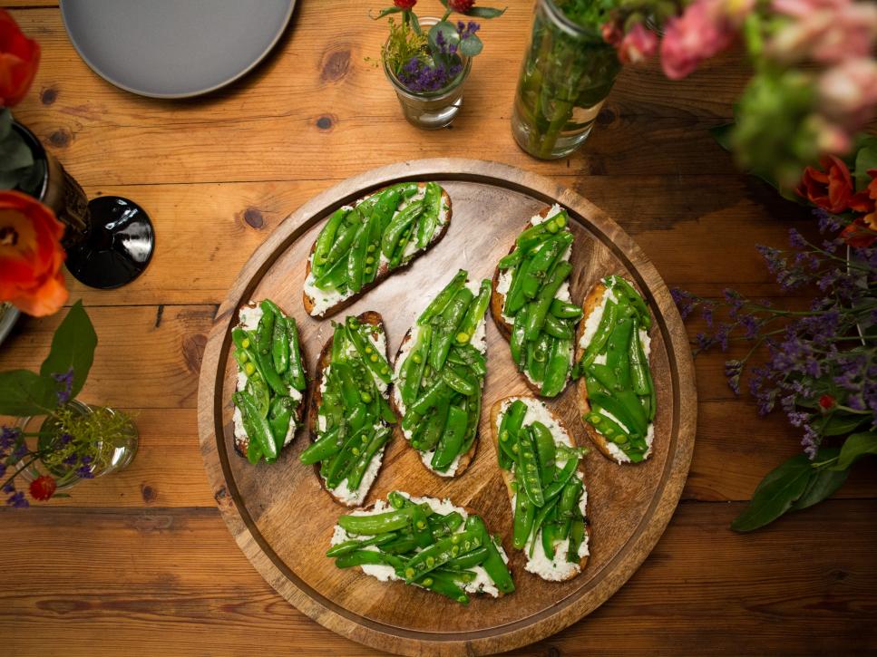 https://cook.fnr.sndimg.com/content/dam/images/cook/fullset/2015/2/23/0/CCTIF107_Grilled-Ciabatta-with-Ricotta-and-Snap-Peas-recipe_s4x3.jpg.rend.hgtvcom.966.725.suffix/1424969172505.jpeg