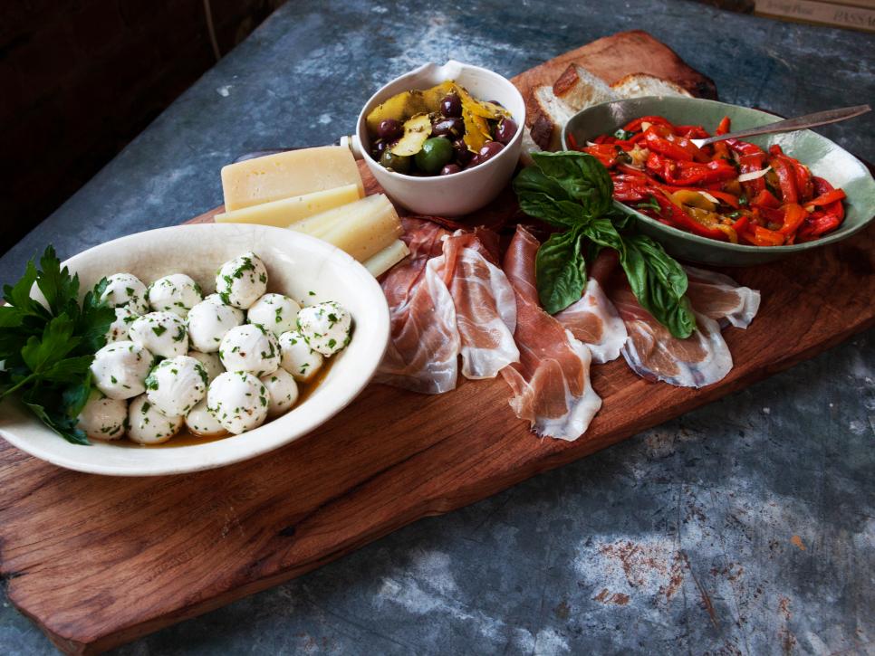 https://cook.fnr.sndimg.com/content/dam/images/cook/fullset/2014/10/24/0/CCSPL106_WEB-antipasto-recipe_s4x3.jpg.rend.hgtvcom.966.725.suffix/1414184903469.jpeg