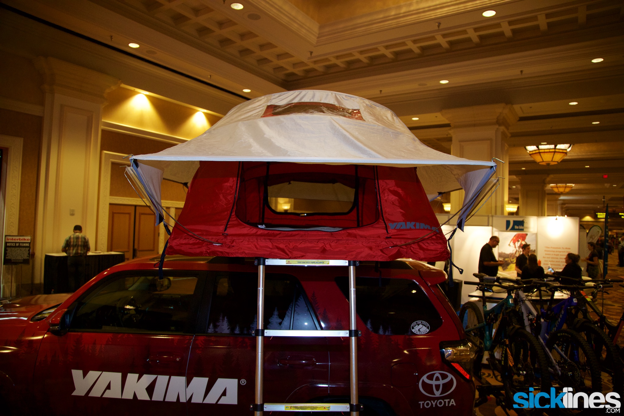 2017Yakimarooftoptentmediumsizefrontladder