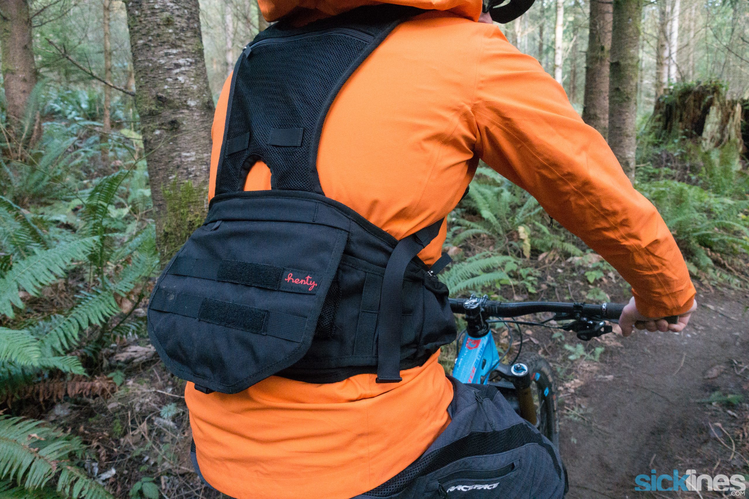 Henty Enduro Backpack, el híbrido entre mochila y riñonera.