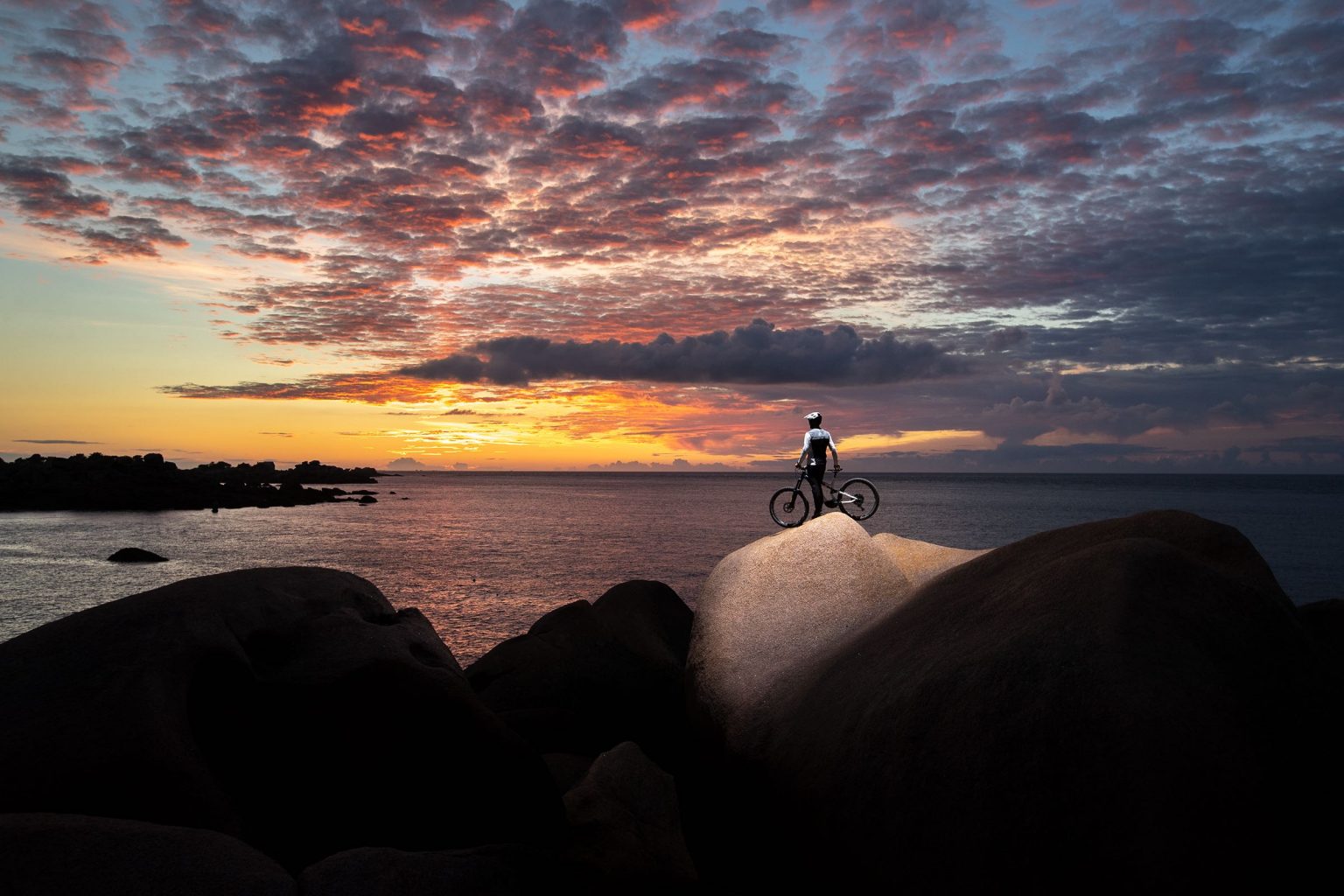 Our tour. Kilian bron велосипед Commencal. Kilian bron велосипедист. Kilian bron велосипед Commencal синий. Килиан брон гонка грудь.