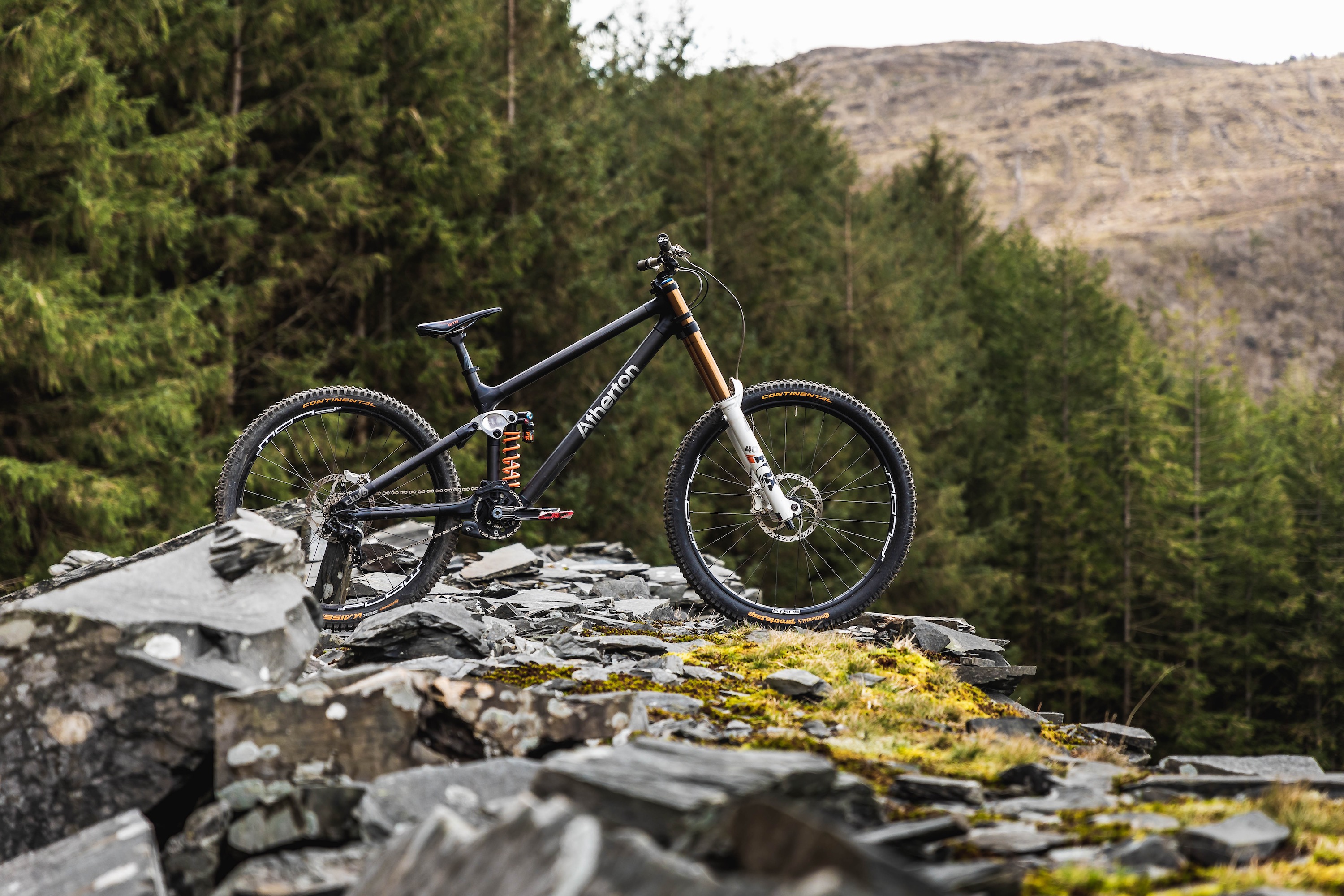 Gee Atherton s SLATE LINE Bike